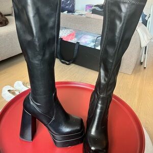 Chic Black Platform Heeled Boots